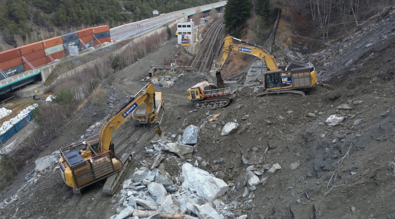 Les engins pilotés depuis les bungalows situés en contrebas de la falaise sont intervenus durant deux mois pour déblayer la zone et réaliser un enrochement de protection.