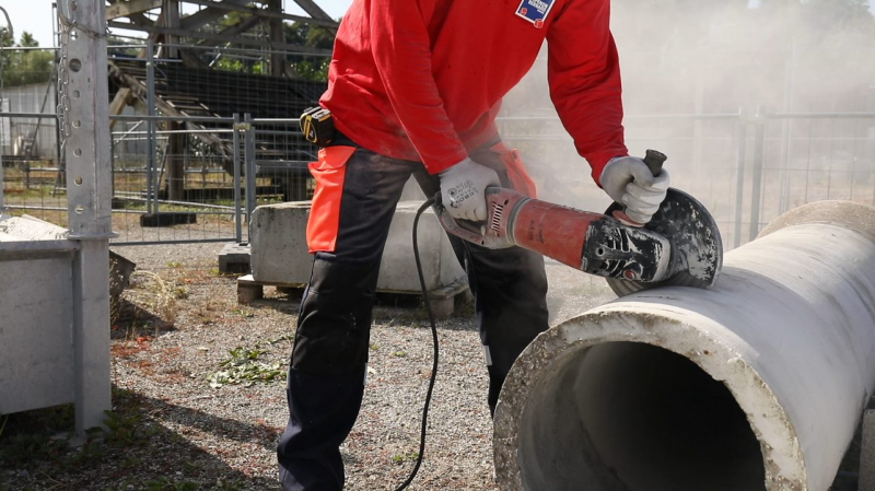 Utiliser un disque approprié à la découpe du béton et en bon état réduit la durée de la découpe et donc l