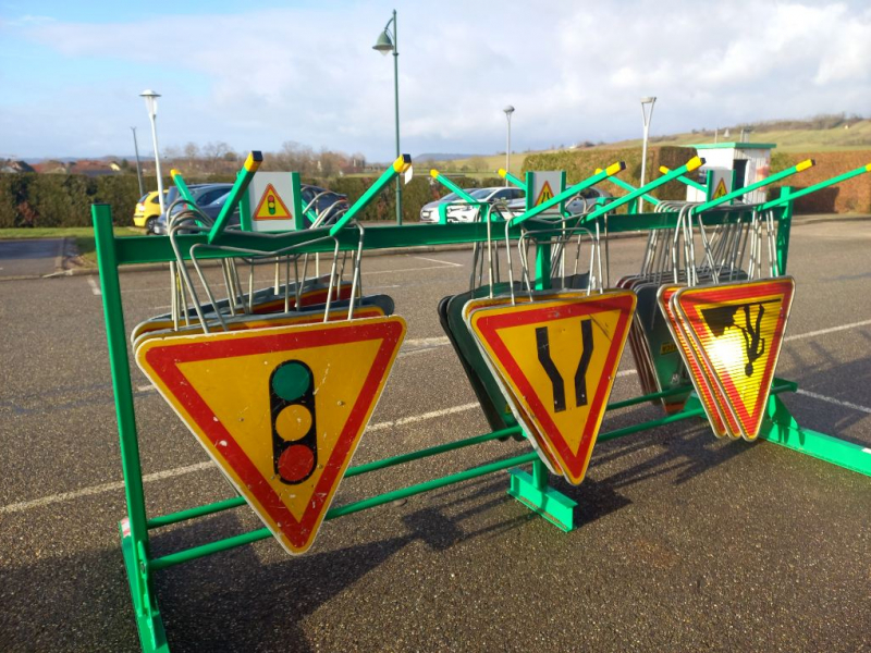 Rack de rangement pour panneaux de signalisation temporaire