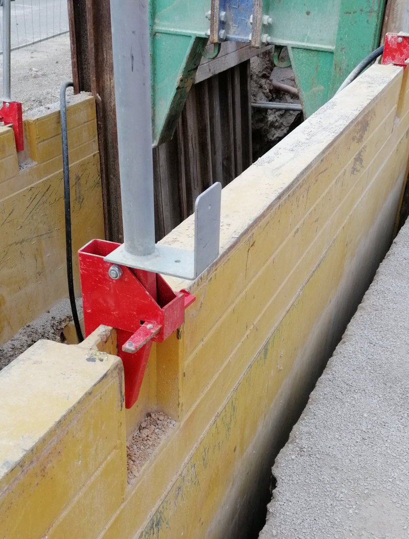 Un support de potelet pour mettre en place sur les caissons de blindage