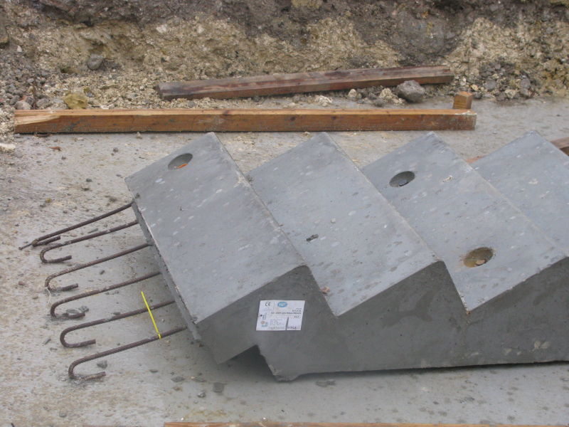 Comment sécuriser la pose et la stabilisation des escaliers préfabriqués ?