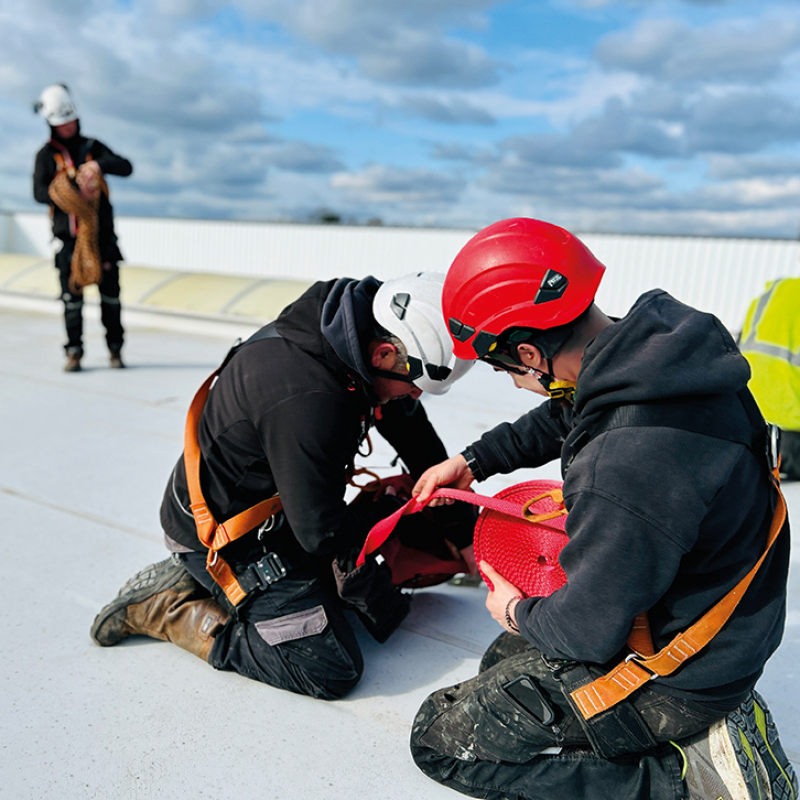 Interventions sur toitures fragiles, comment éviter la chute ?