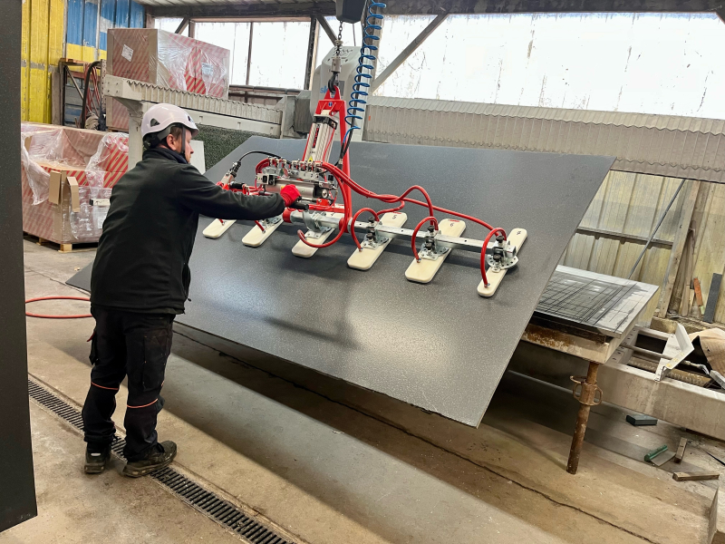 Plaques de pierres : la solution de levage qui soulage les équipes de Cheminées Jouvin