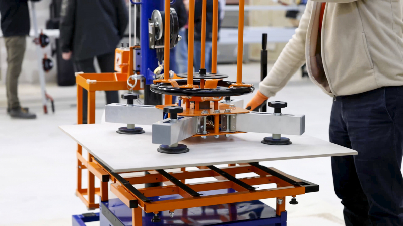 Pose de carreaux de grands formats : des pistes pour soulager les carreleurs