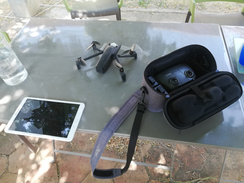 <i>Le drone, couplé à une tablette tactile, effectue les prises de vue du bâtiment, qui sont instantanément transférées à un logiciel de maquettes 3D.</i>