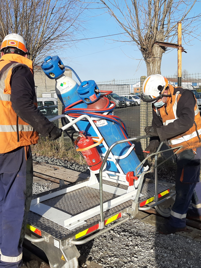 S2479 - Mise en place de bouteilles de gaz sur un plateau Lorry