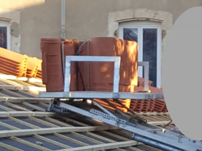 Une table de toit chargée de tuiles