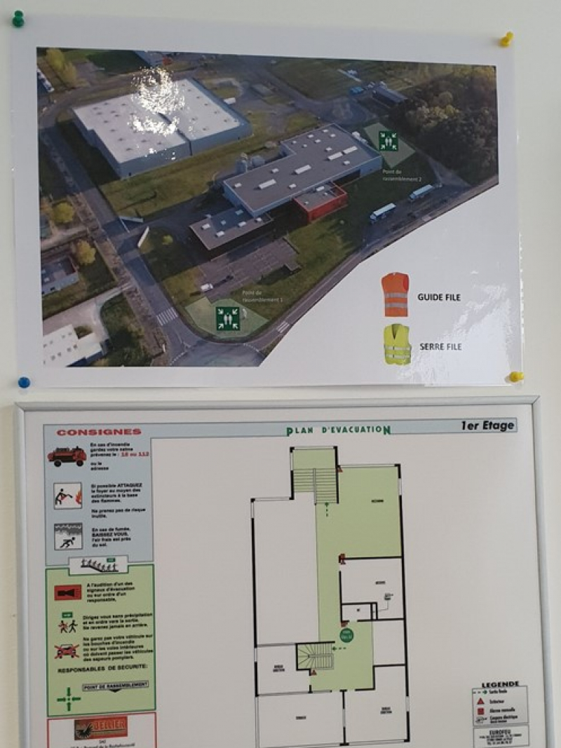 S2323 - Plan des points de rassemblement incendie affiché au-dessus du plan d'évacuation