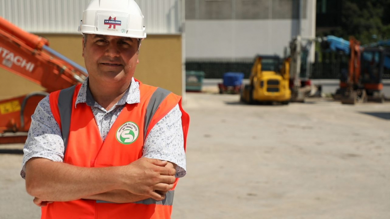 Le sauveteur secouriste du travail est identifiable sur le chantier grâce à son macaron.