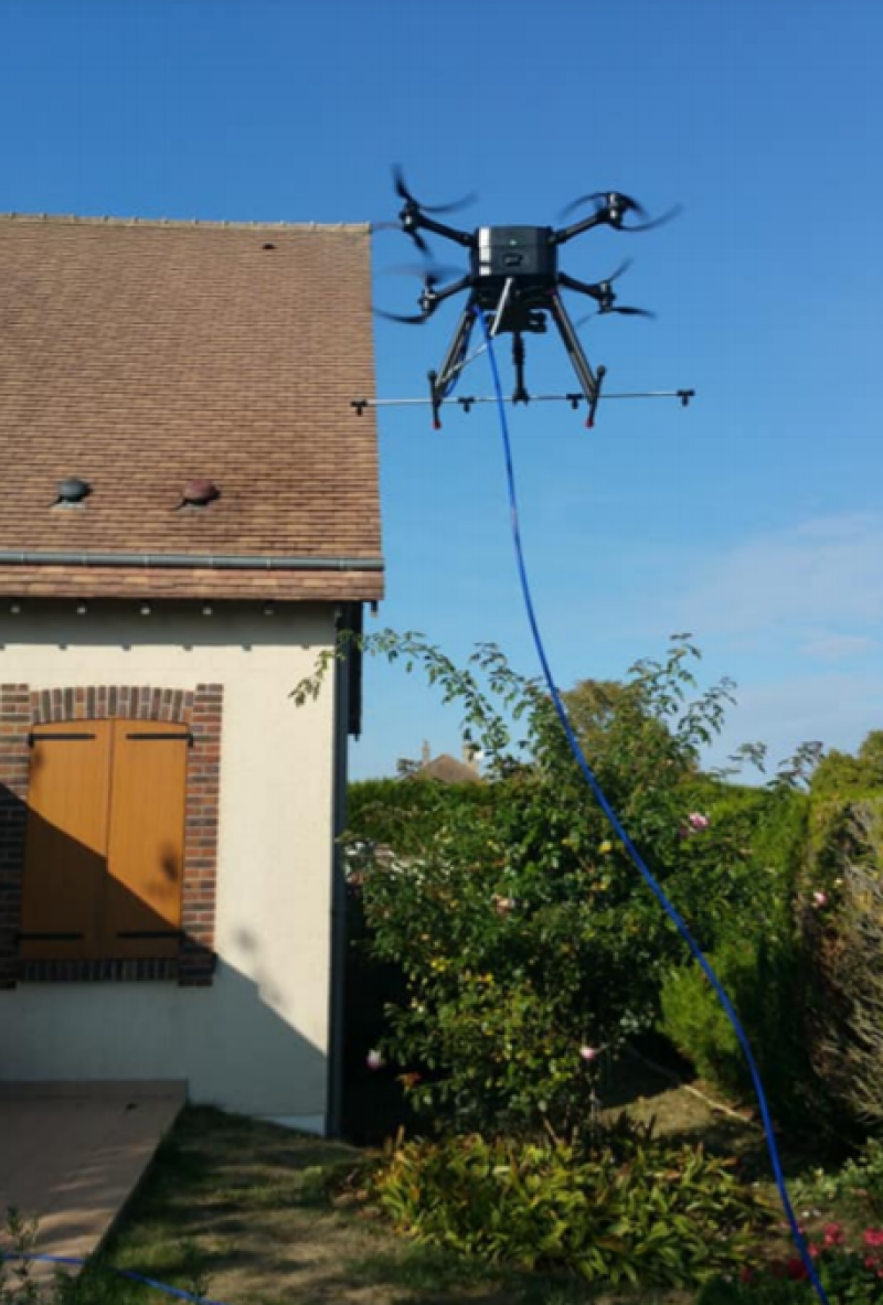 Drone pulvérisateur décollant