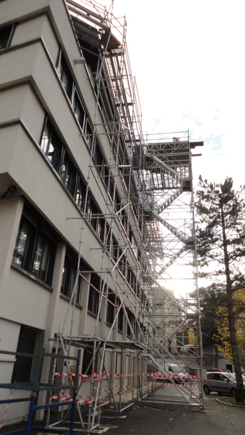 S5206 - Tour escalier accès en toiture avec recette