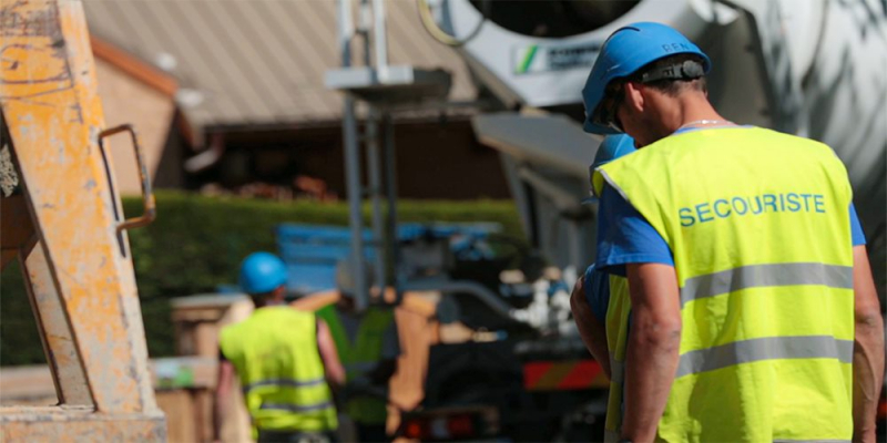 Un sauveteur secouriste du travail identifiable grâce à son gilet jaune sur un chantier.