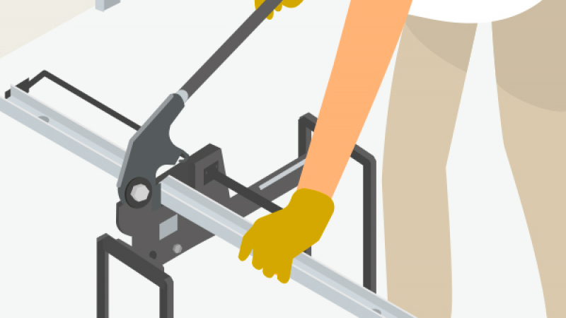 Découper les profilés métalliques en sécurité avec une guillotine