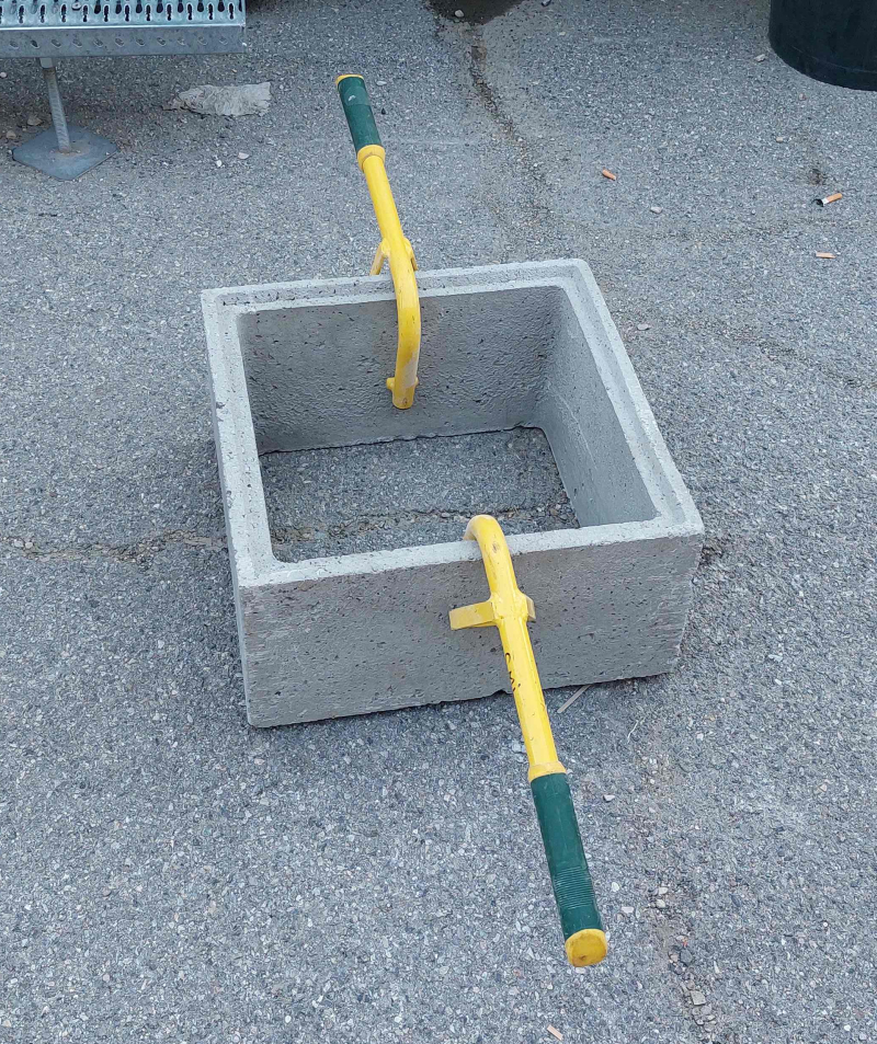 S20408 - Pince autobloquante pour la manutention des réhausses béton_1