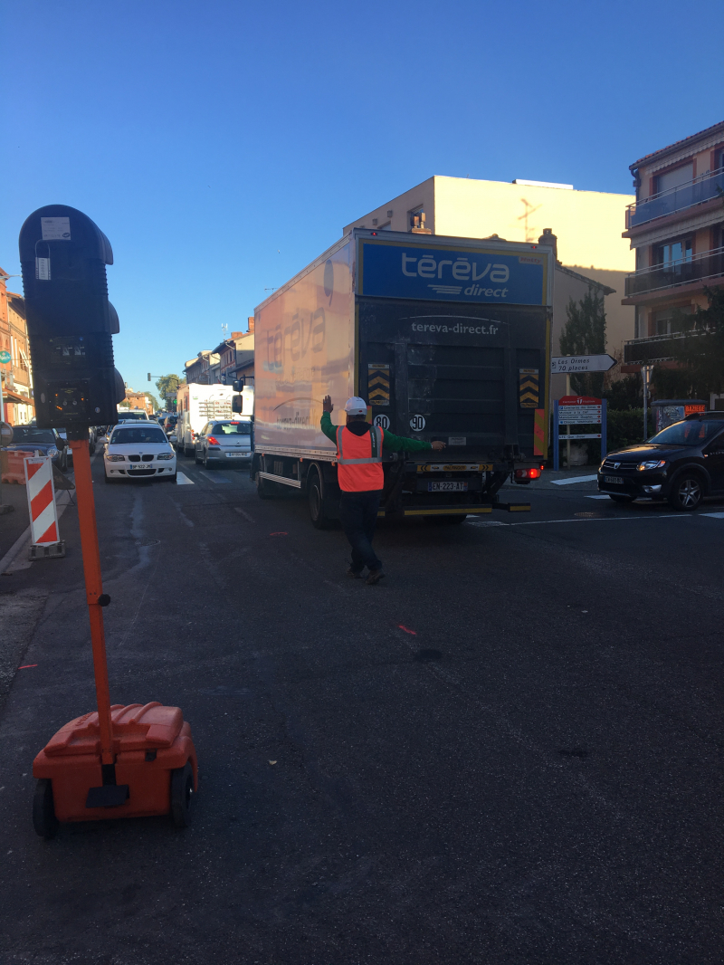 Exemple d'action de l'agent de sécurité : gestion d'événement particulier. Ici, un bouchon en amont gêne la circulation sur la zone de chantier, l'agent de sécurité réalise une orientation manuelle des véhicules pour désengorger l'espace.