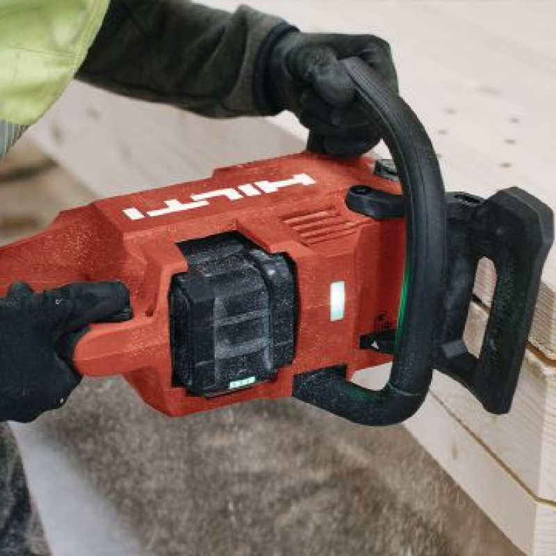 Une tronçonneuse sans fil adaptée à la construction bois