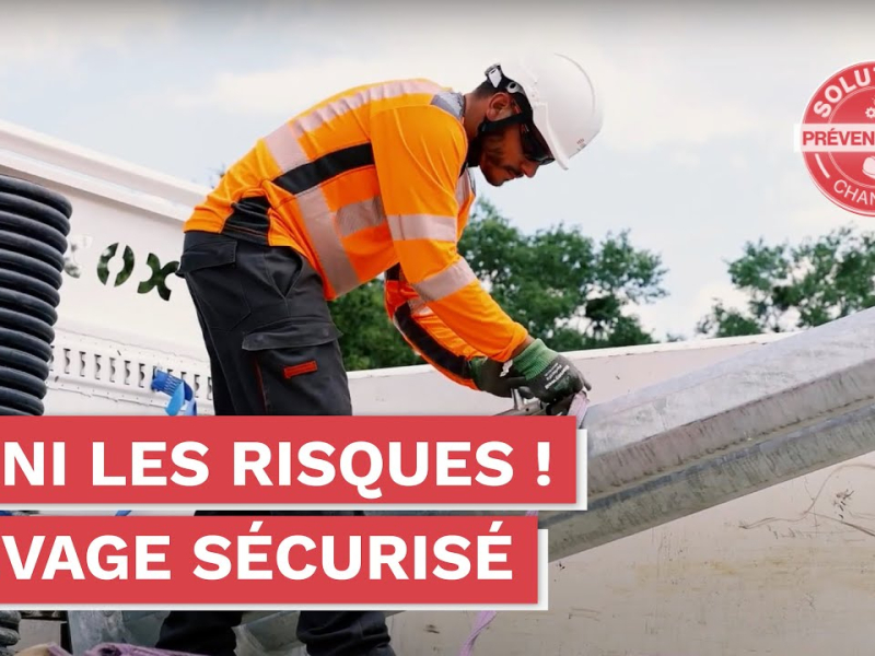 Installation de candélabres avec vérin à gaz et sangle