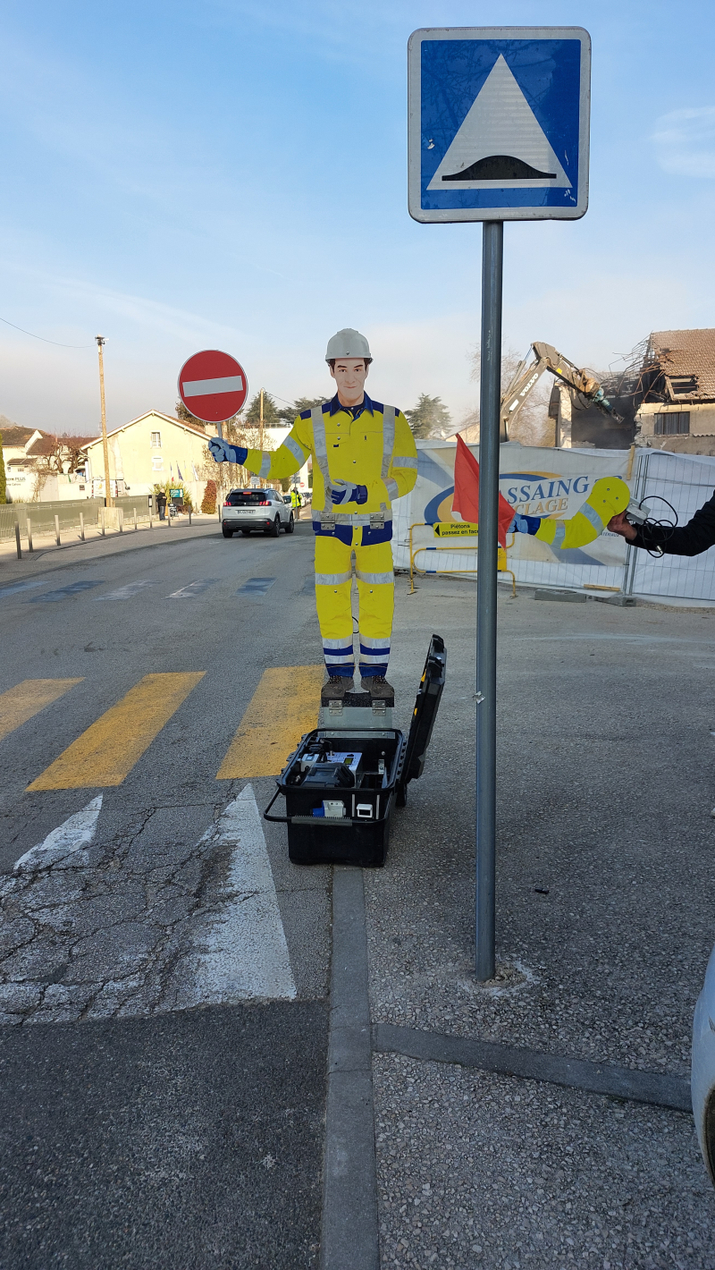 Mannequin de signalisation articulé et télécommandé