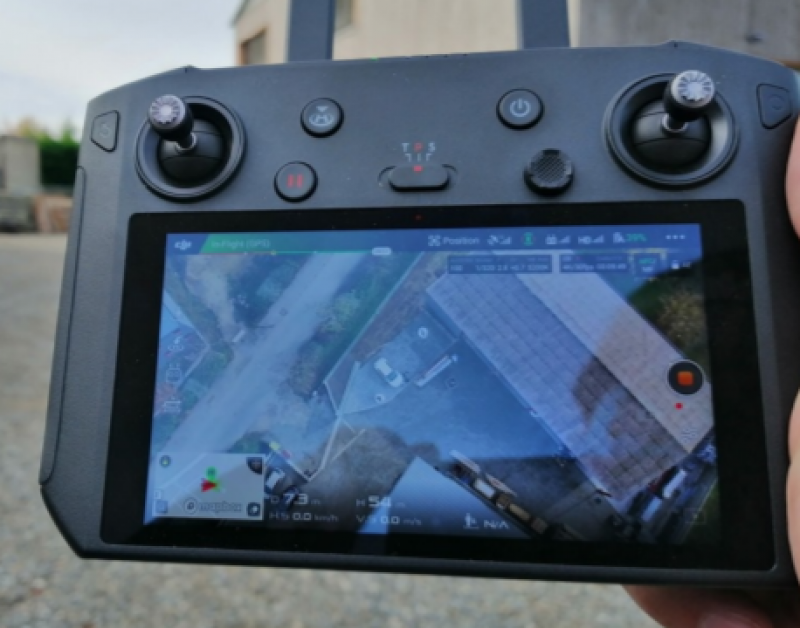 S906 - Radiocommande et image restituée par le drone