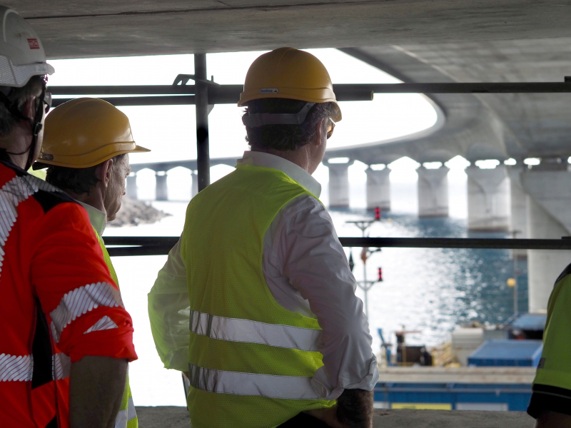 Chantier de la route du littoral de La Réunion.