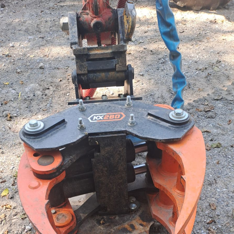Remplacer des tronçonneuses par un sécateur hydraulique monté sur pelle pour déboiser en sécurité