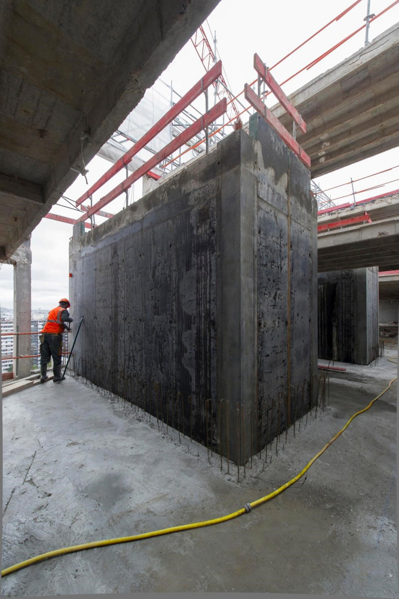 <i>Positionné en une seule opération d’assemblage, le coffrage est ensuite monté à l’aide d’une grue le long des 19 étages du chantier.</i>