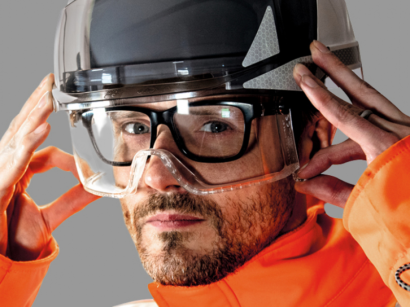 Un casque avec sur-lunettes intégrées