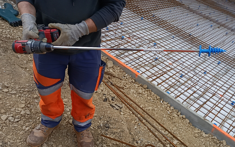 Mise en œuvre ergonomique vis à pas large