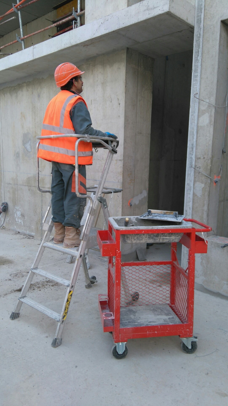 <i>Grutable et réglable en hauteur, le chariot est équipé de boîtes de rangement et d’un bac compartimenté pour faire le mortier.</i>