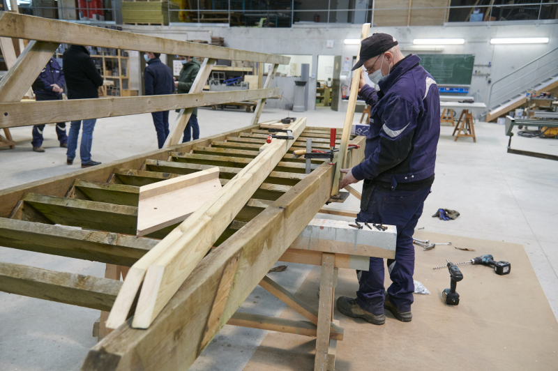 Entreprise Joncour, assemblage des escaliers en atelier.