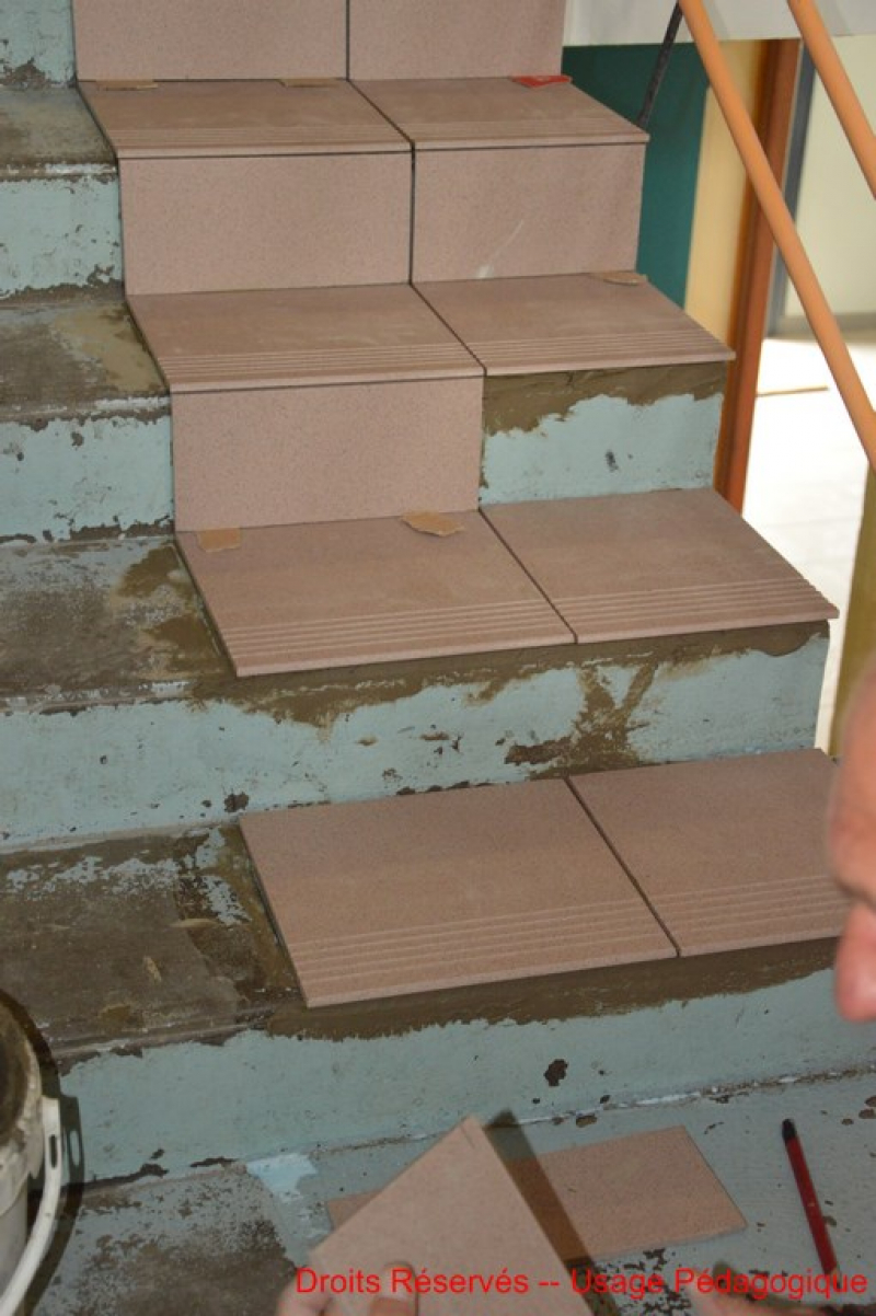j-observe-la-pose-de-carrelage-dans-un-escalier-zoom-chantier