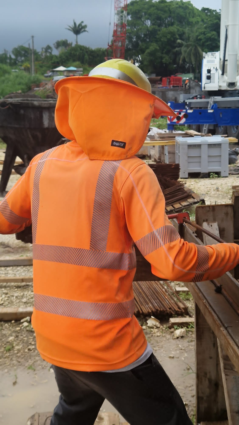 Port bord casque avec rabat vue dos