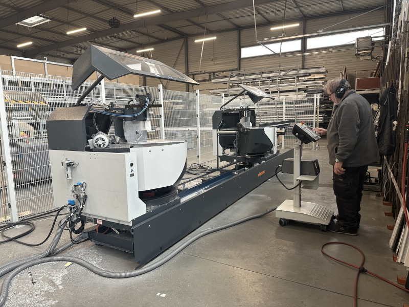 S17969_ModerniserMatériel_FabricationVérandas_Découpeuse