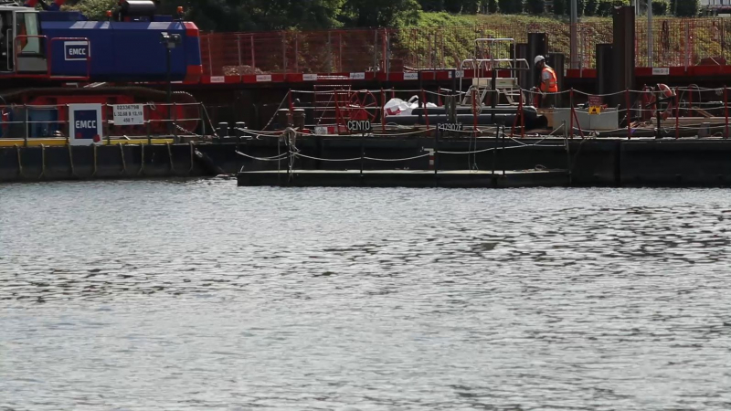 Pose de garde-corps pour une protection de rive.