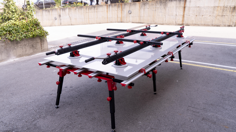 Une table de découpe de carrelage grand format