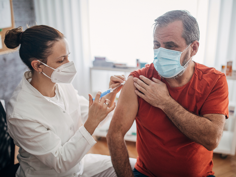 Les médecins du travail peuvent vacciner certains salariés