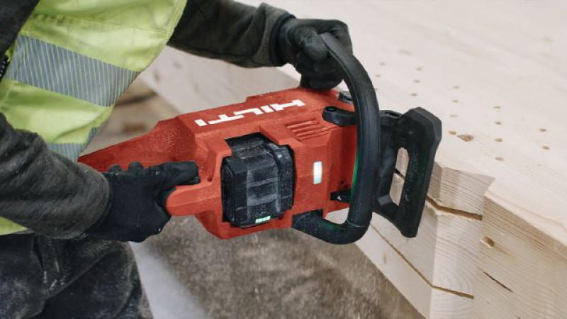 Une tronçonneuse sans fil adaptée à la construction bois