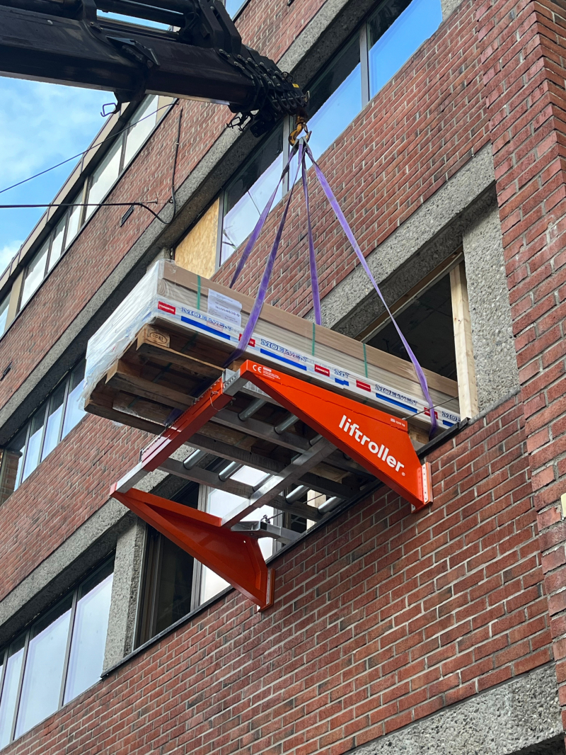 Le Liftroller, une plateforme élévatrice mobile placée devant les ouvertures d’un bâtiment pour faire entrer et sortir des matériaux