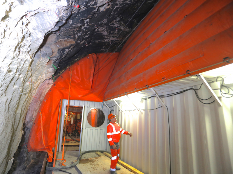 Protection acoustique gonflable pour travaux dans les tunnels.