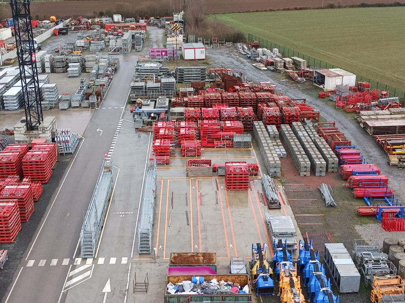 Une organisation rodée au parc matériel pour faciliter le chargement des camions (banches, étaiement...)
