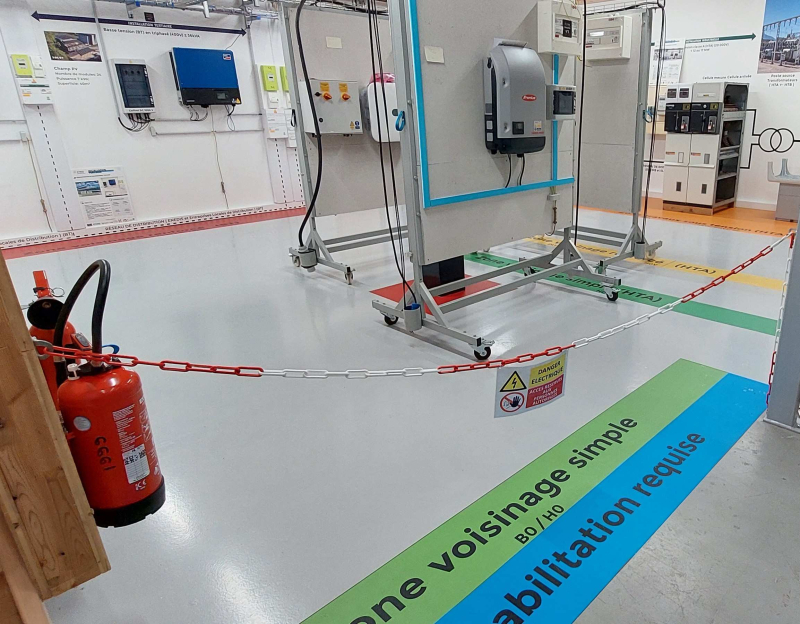 Des marquages au sol pour visualiser les zones d’habilitation électrique