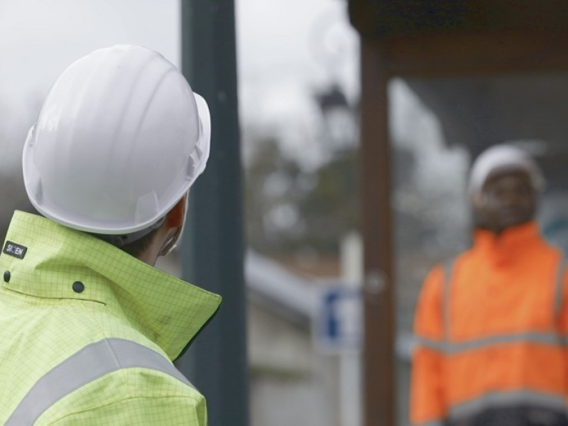 Jeunes au travail : les leviers qui font reculer les accidents en Europe et à l’international
