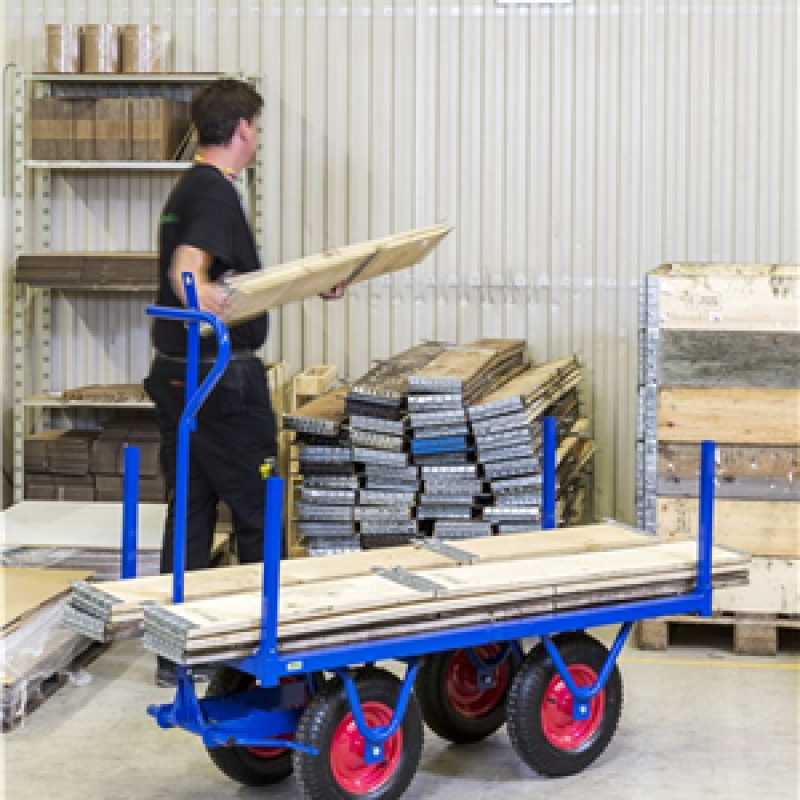 Un chariot remorque pour faciliter le transport de charges