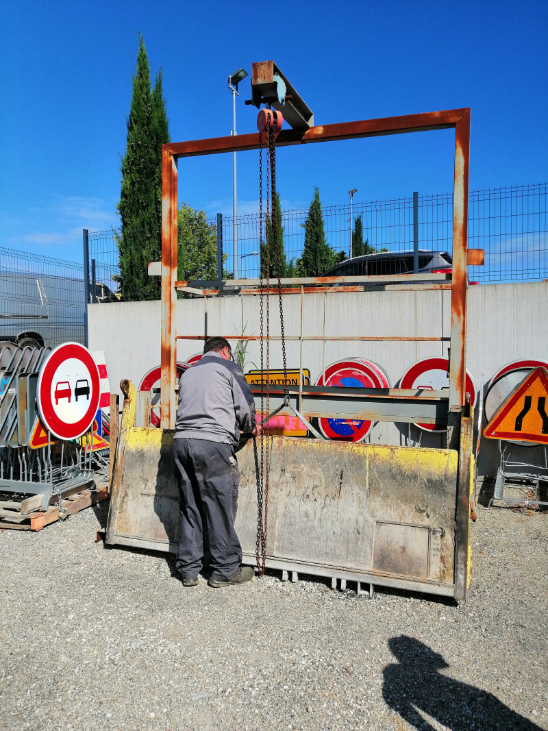 quai pour dégonder en sécurité les portes arrières des camions 1
