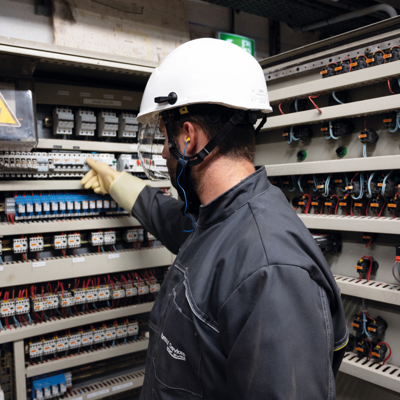 Maintenance des installations électriques : opérations à risque