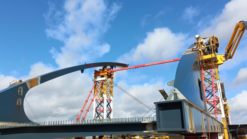 Un pont tout en métal assemblé pièce par pièce
