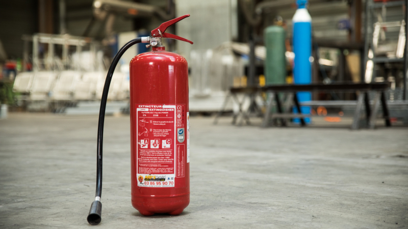 Sécurité incendie dans le BTP : comment choisir les extincteurs portatifs