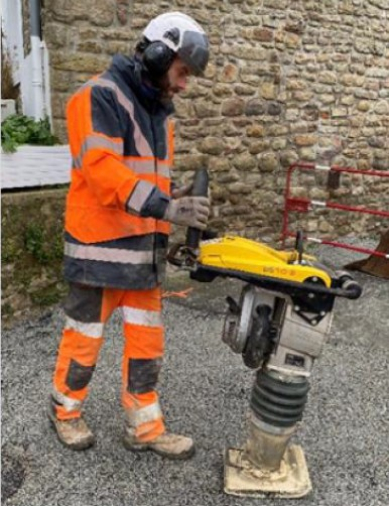 Poignée de pilonneuse anti-vibratile et correctrice de posture