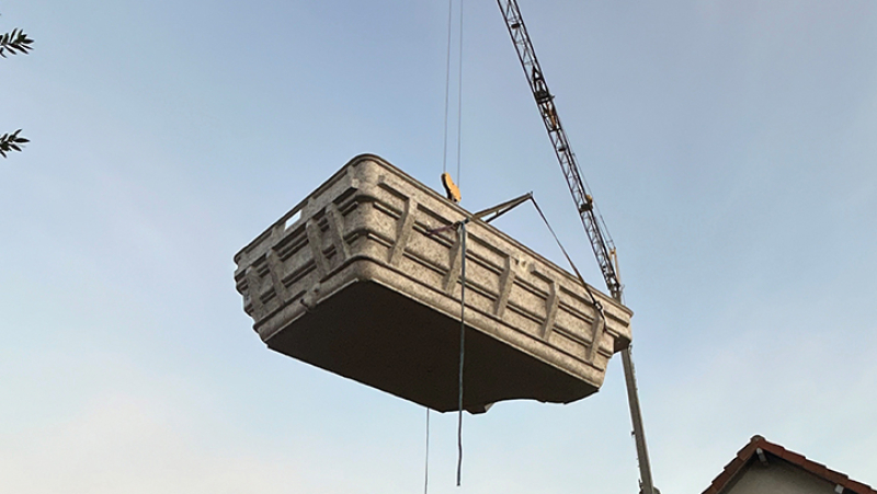 « En manutention, la grue fait le gros du boulot »