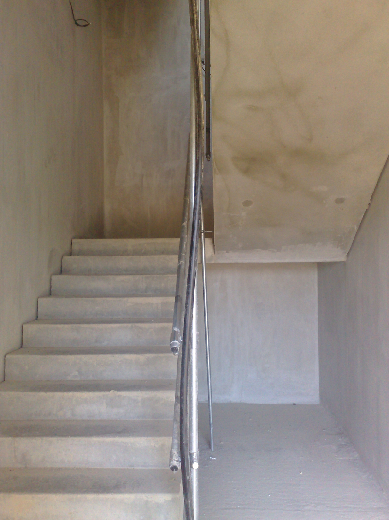 Comment sécuriser la pose et la stabilisation des escaliers préfabriqués ?